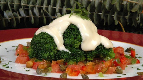 Brócoli con mayonesa y pipirrana - Gurmé