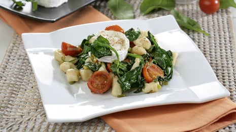 Salteado de ñoquis y espinacas con tomatitos y queso de cabra - Gurmé