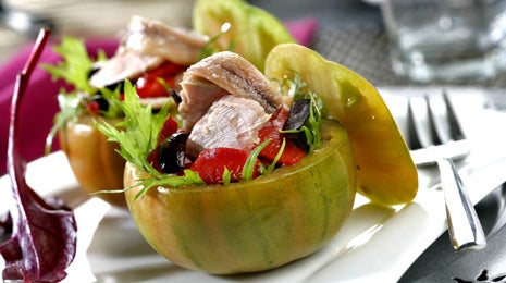 Tomate raf relleno de atún y piquillo - Gurmé