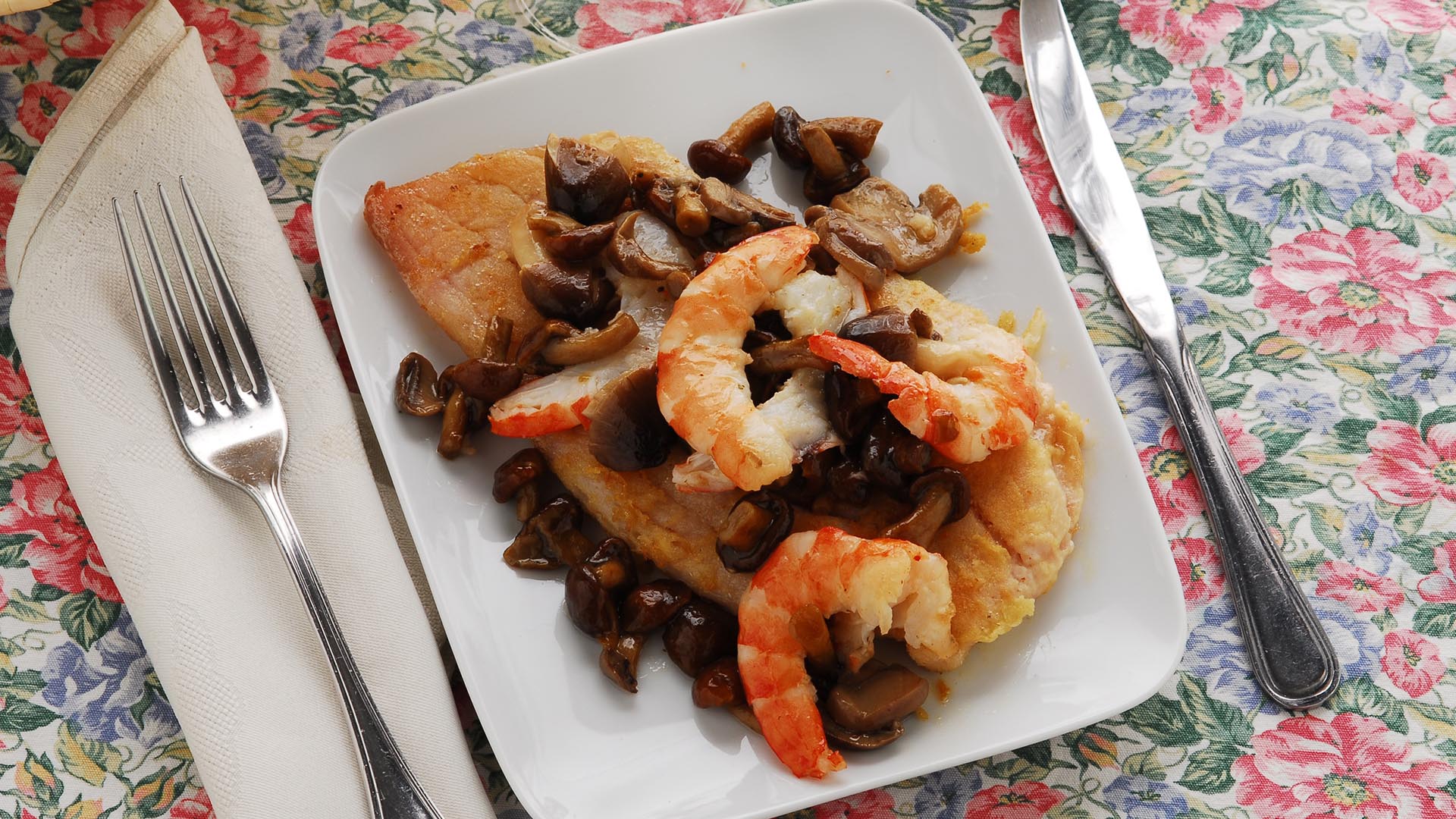 Cola de merluza con gambas, setas y verduras - Gurmé