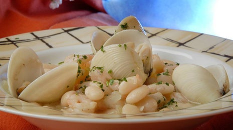 Alubias blancas con almejas y gambas - Gurmé