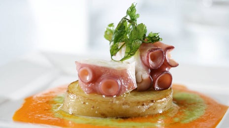 Pulpo con patata braseada y salsa de pimientos - Gurmé