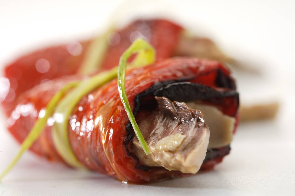 Caballa envuelta en pimientos asados - Gurmé