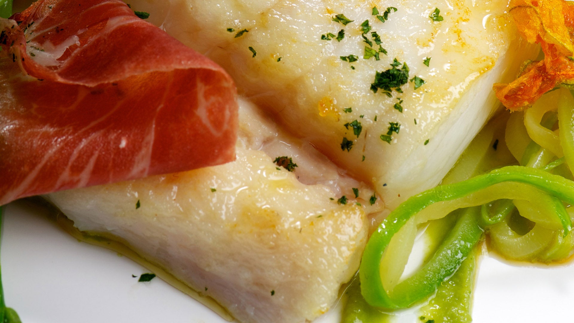 Cola de merluza rellena de setas y jamón - Gurmé