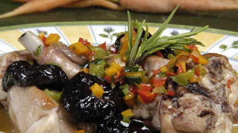 Conejo con ciruelas pasas y pimiento - Gurmé