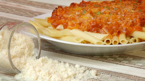 Macarrones con tomate, chorizo y beicon - Gurmé