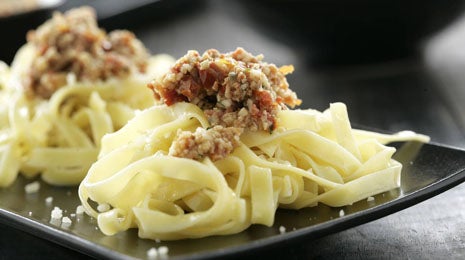 Tagliatelles con pesto rojo