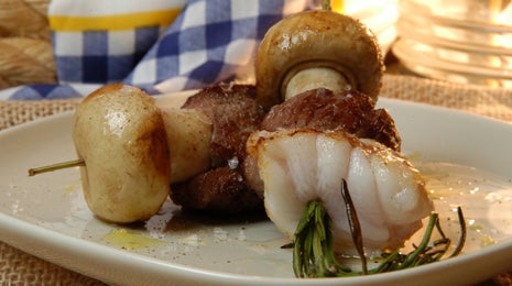 Brochetas de solomillo ibérico con rape, champiñones y romero - Gurmé