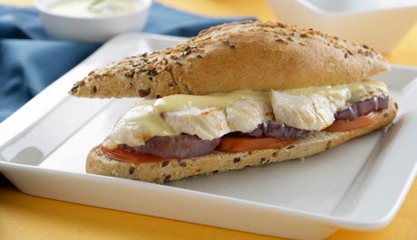 Bocadillo de pollo con berenjenas, queso Arzúa Ulloa y salsa de mostaza - Gurmé