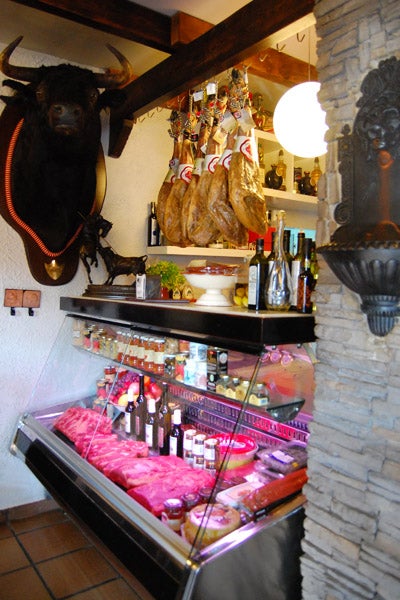 Tapas bien presentadas y un buen vino 1298. Tapas bien presentadas y un buen vino