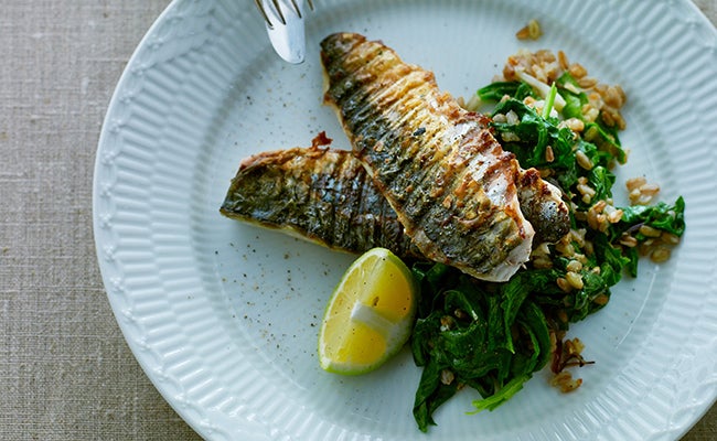 Lomos de caballa a la plancha con salsa de uvas y cava - Gurmé