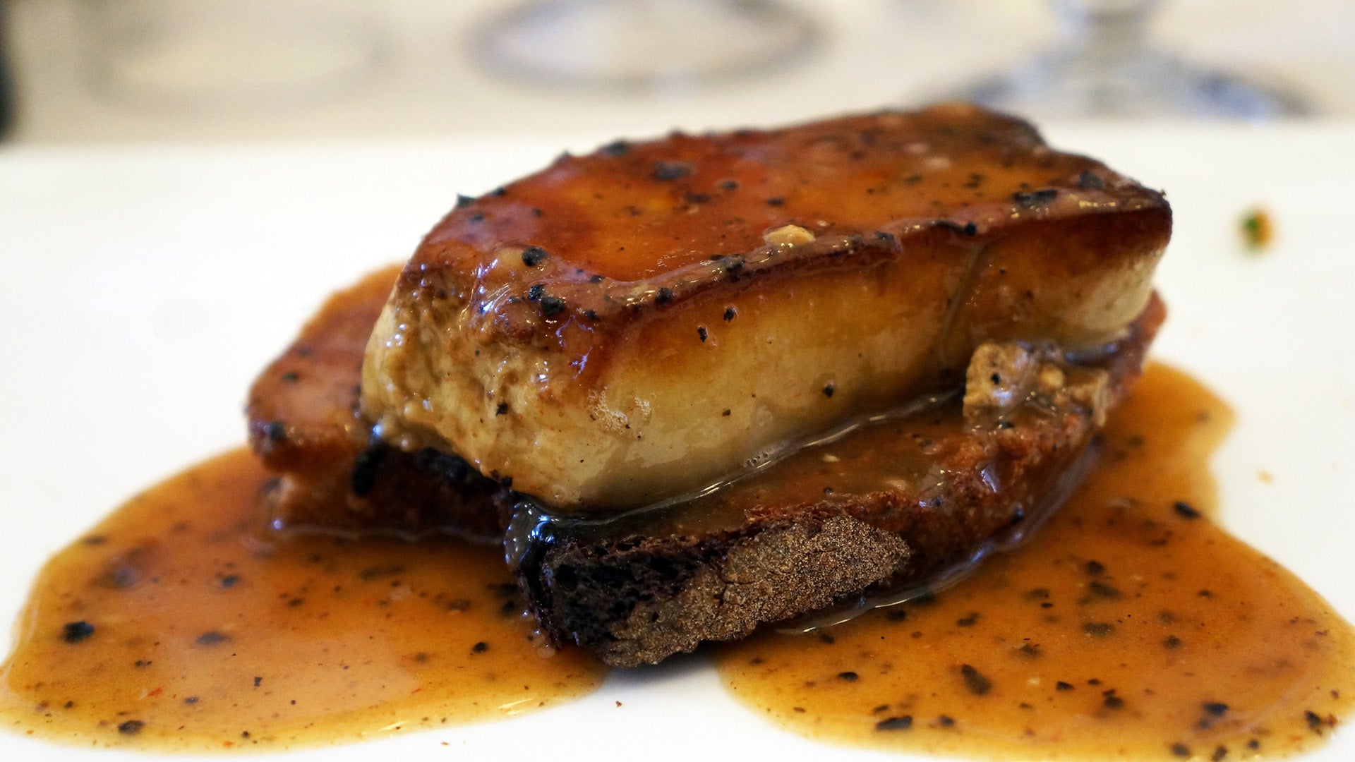 Foie a la plancha con garbanzos fritos y trufa negra - Gurmé