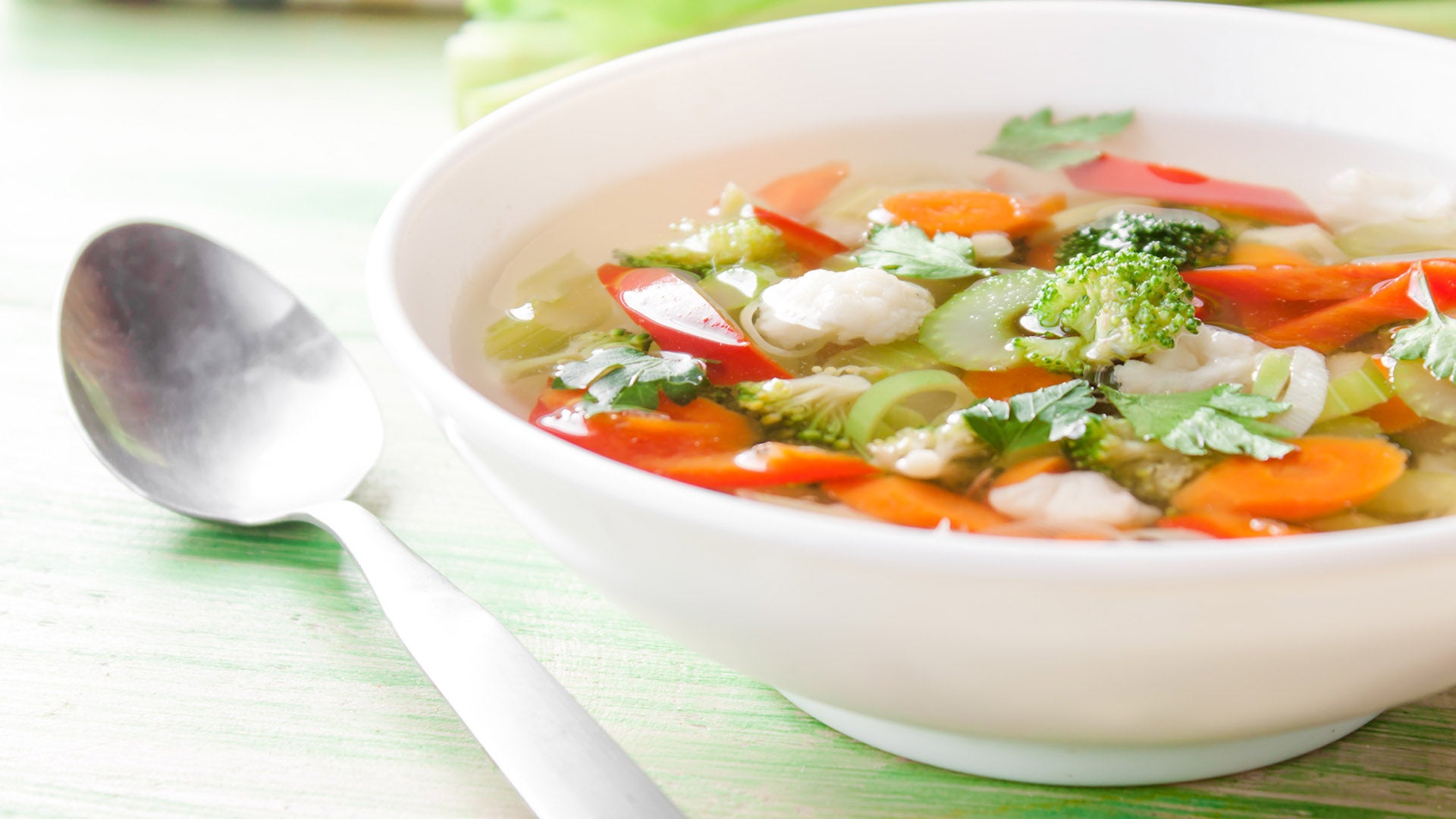 Aprende 10 recetas de sopas calientes para combatir el frío