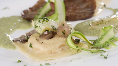 Raviolis rellenos de queso con espárragos y setas - Gurmé