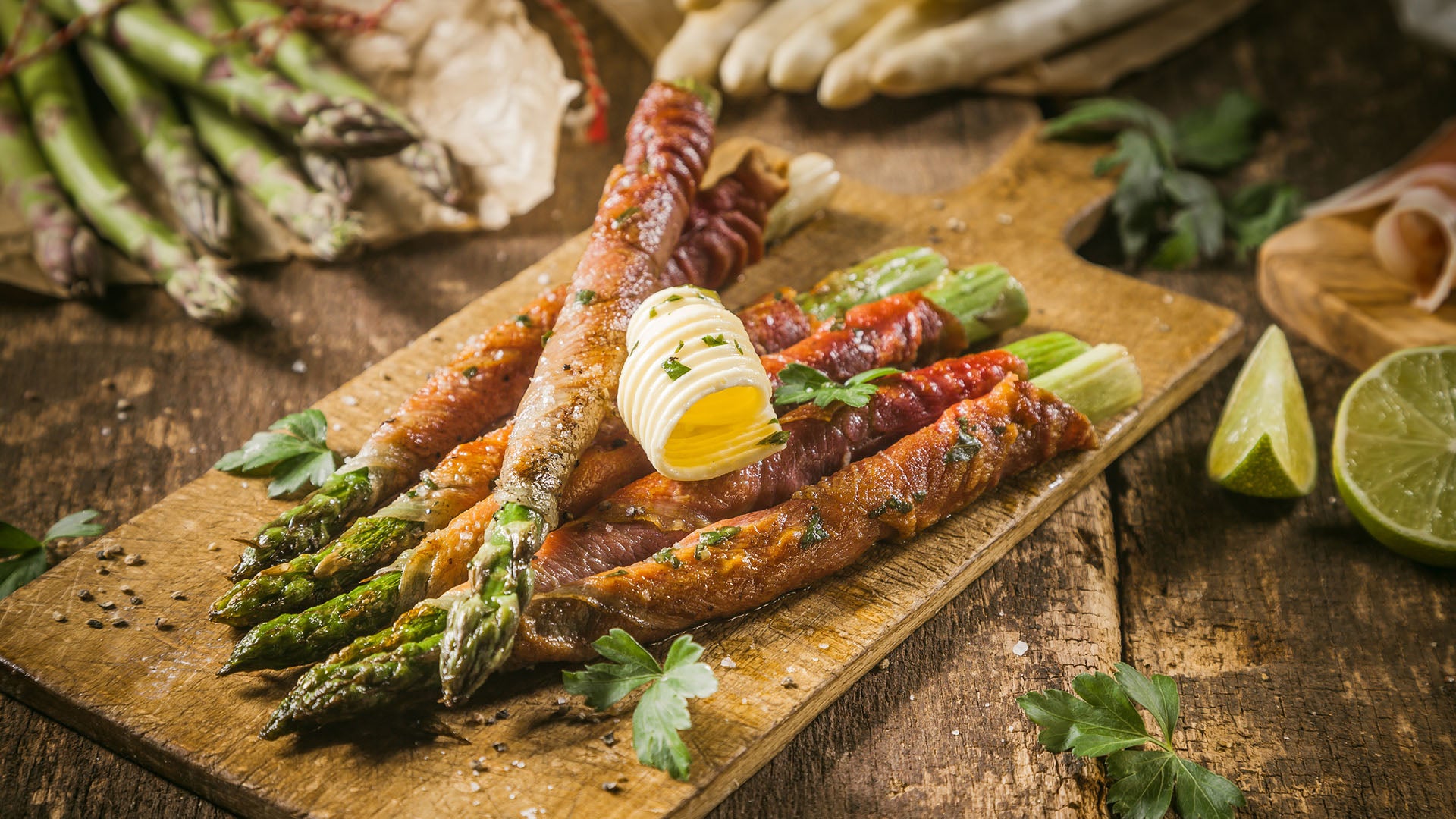Rollitos fritos de jamón y espárragos con vinagreta
