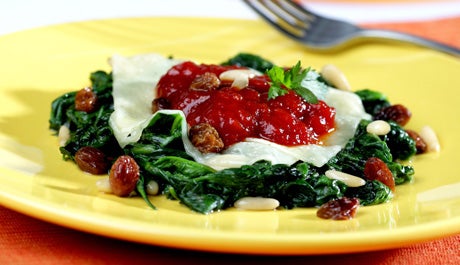 Espinacas con pasas, piñones, queso y mermelada de tomate - Gurmé