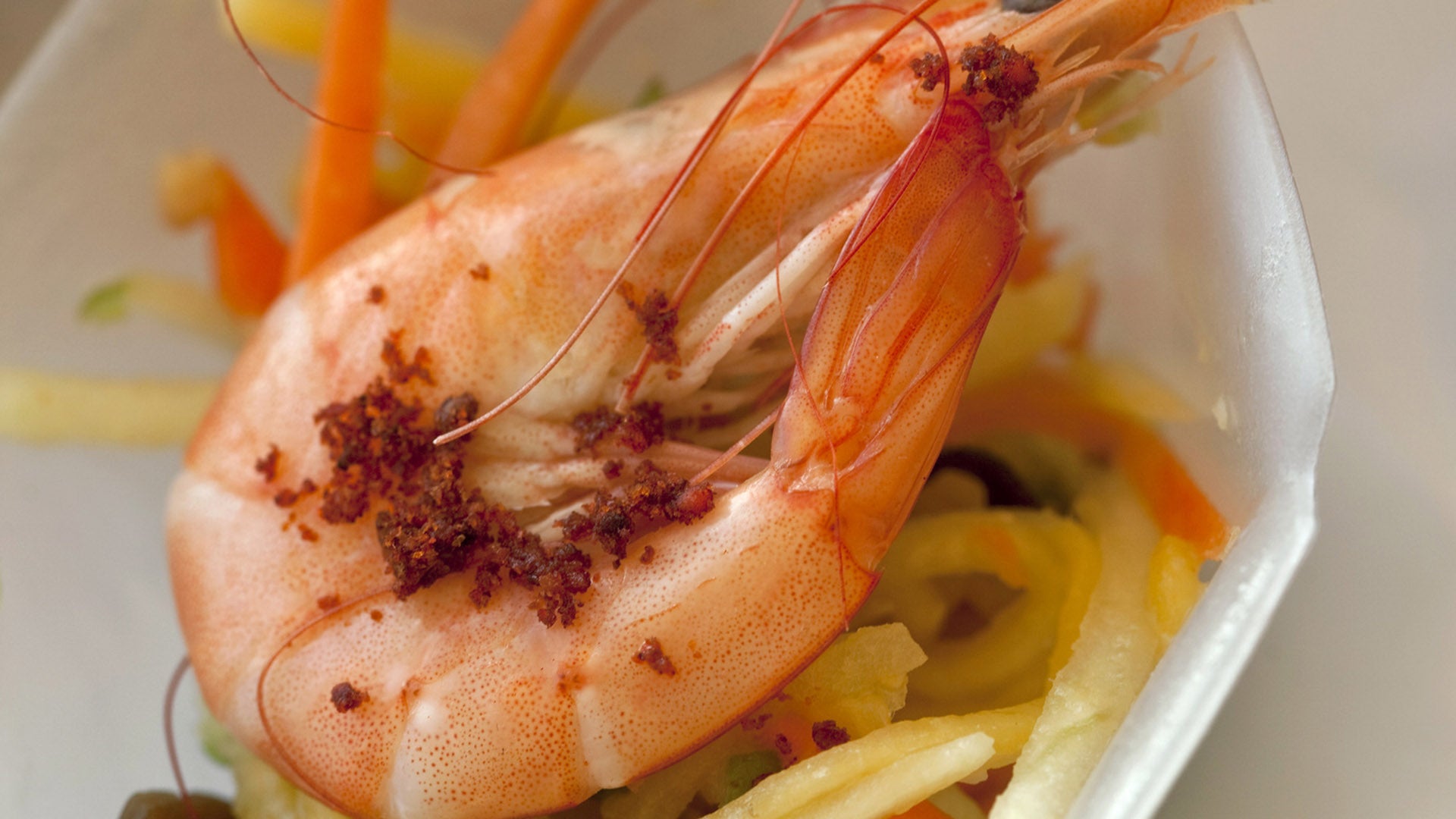 Canapés de verduras y langostinos