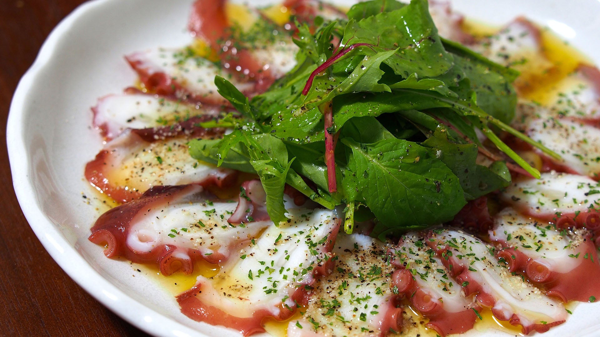 Ensalada de carpaccio de pulpo con aceite de pimentón - Gurmé