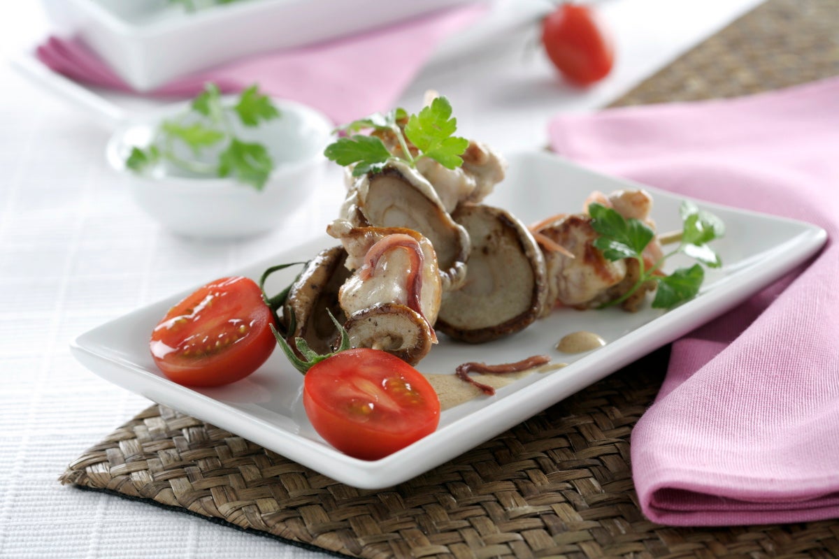 Brocheta de conejo y setas con salsa de anchoas - Gurmé