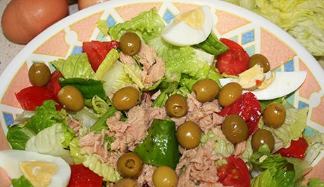 Ensalada mediterránea con huevo duro - Gurmé