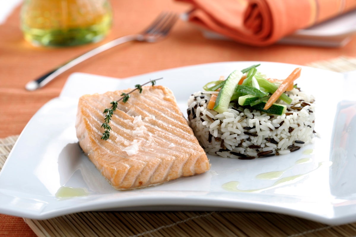 Arroz con verduras y salmón - Gurmé