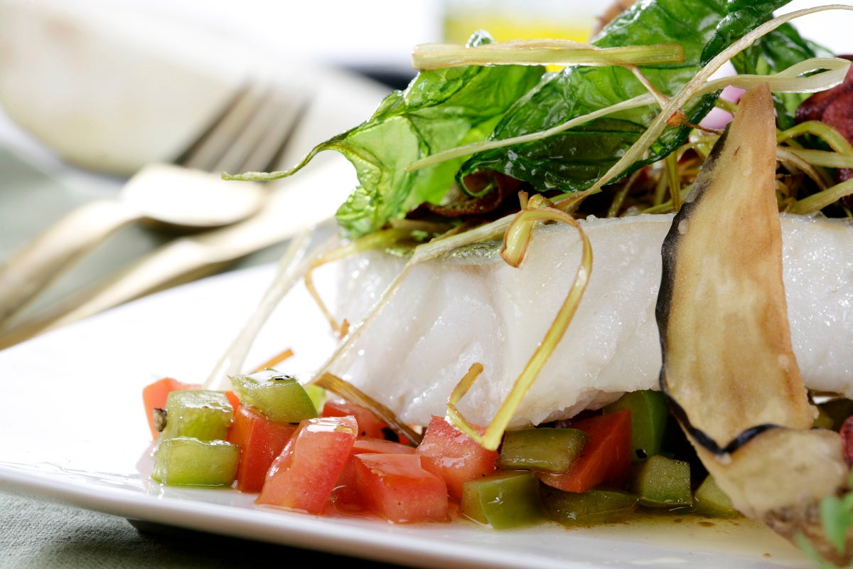 Lomo de bacalao con verduras crujientes - Gurmé