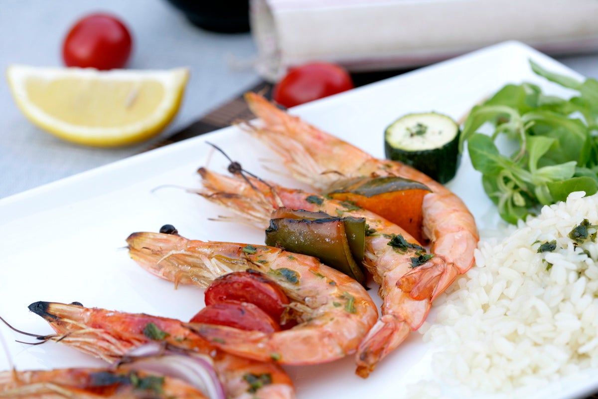 Brochetas de langostinos y verduras cocinadas en la barbacoa - Gurmé