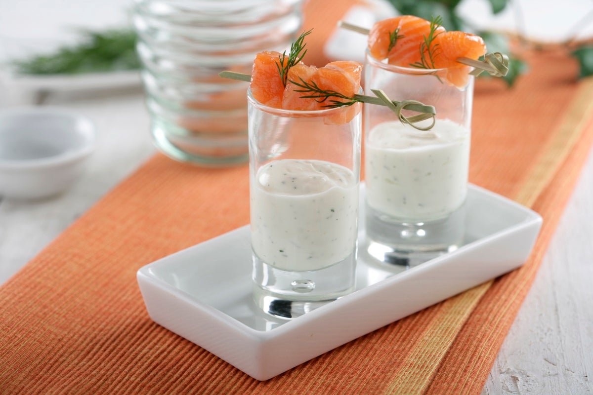 Brochetas de salmón marinado y chupito de yogur - Gurmé