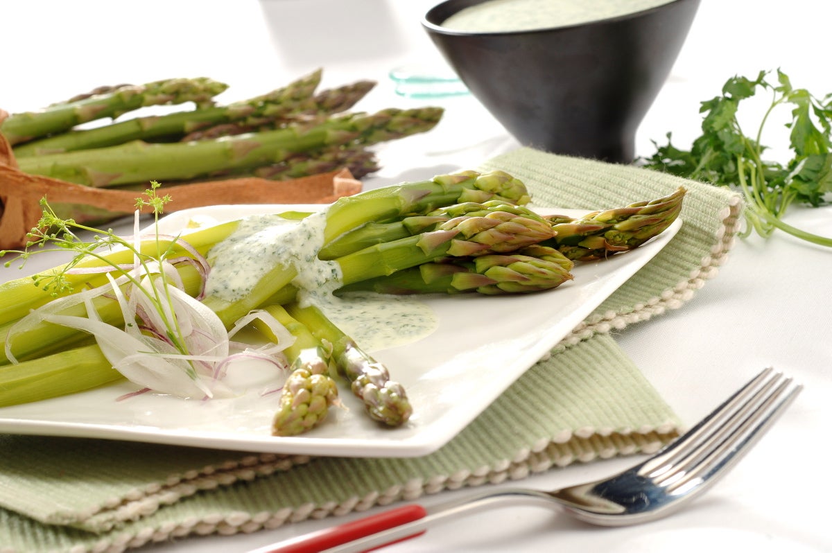 Espárragos con salsa verde - Gurmé