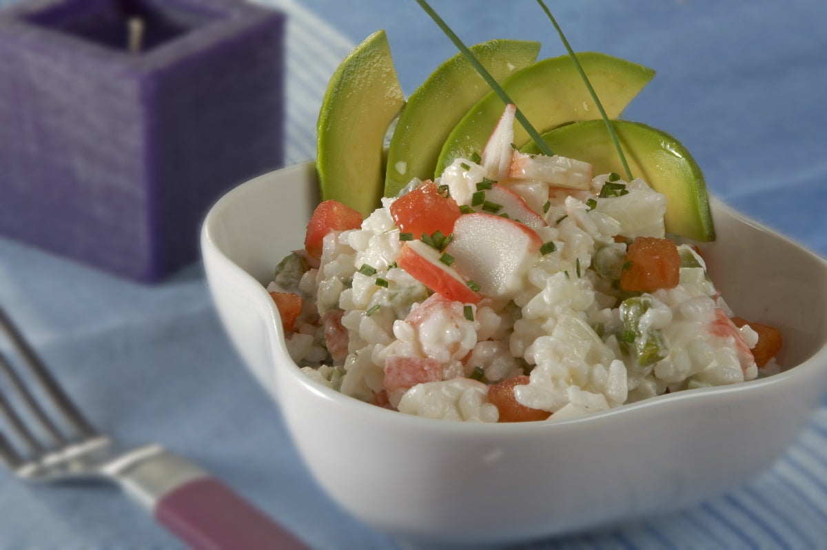 Ensalada de arroz con aguacate y surimi - Gurmé
