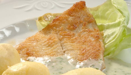 Platija rebozada con salsa de perejil y patatas - Gurmé