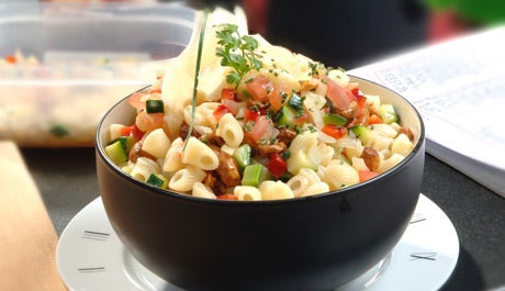 Ensalada tibia de pasta con atún y setas - Gurmé