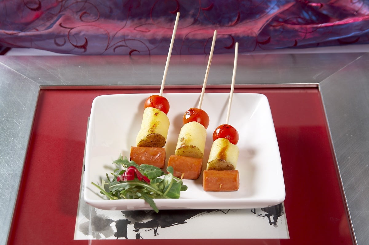 Brochetas de salchichas, patatas y tomate - Gurmé