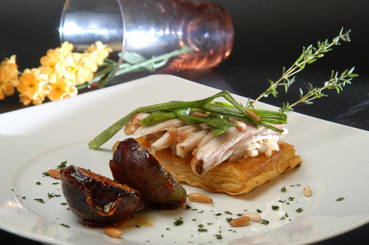 Coca hojaldrada de atún con higos caramelizados - Gurmé