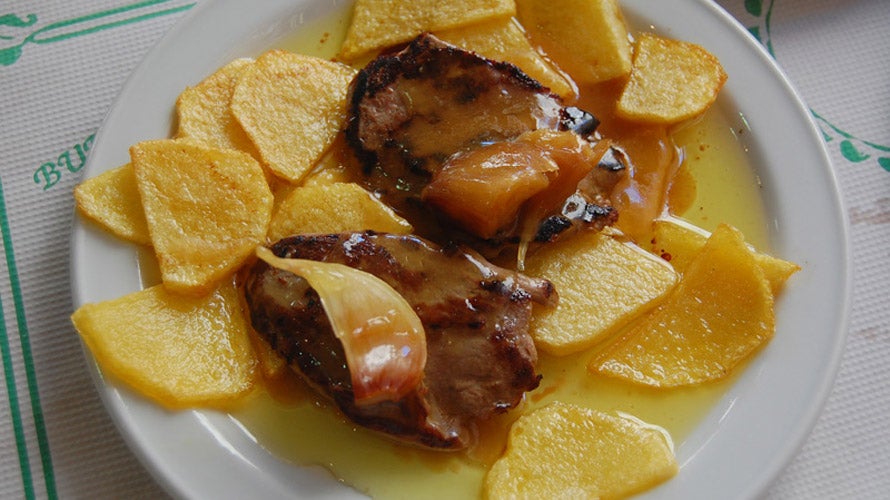 ¿Aún se fríen patatas «de verdad» en los bares de Sevilla?