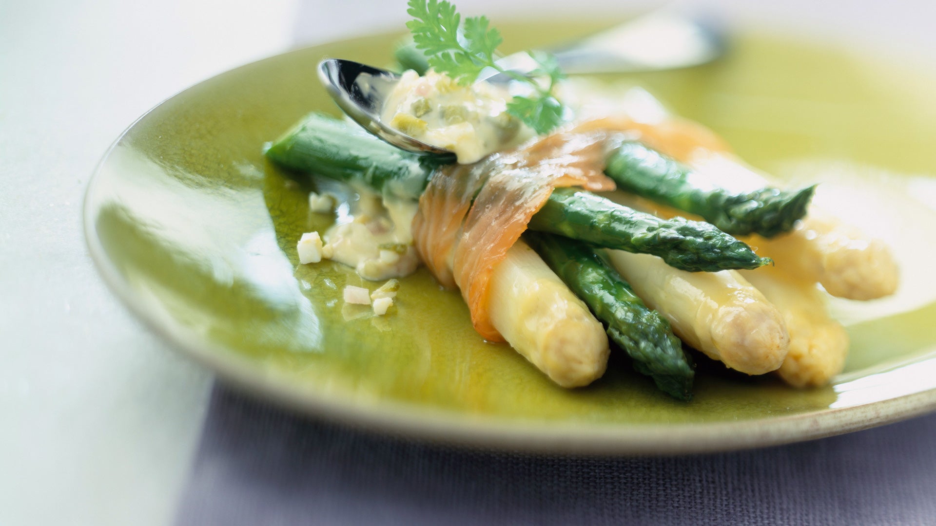 Atadillo de espárragos verdes y salmón con mahonesa de menta - Gurmé