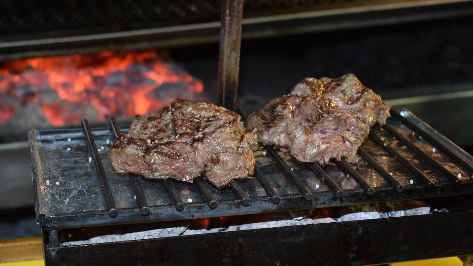 ¿Qué pasa con las brasas? Crónica de una moda gastronómica que arrasa en Sevilla