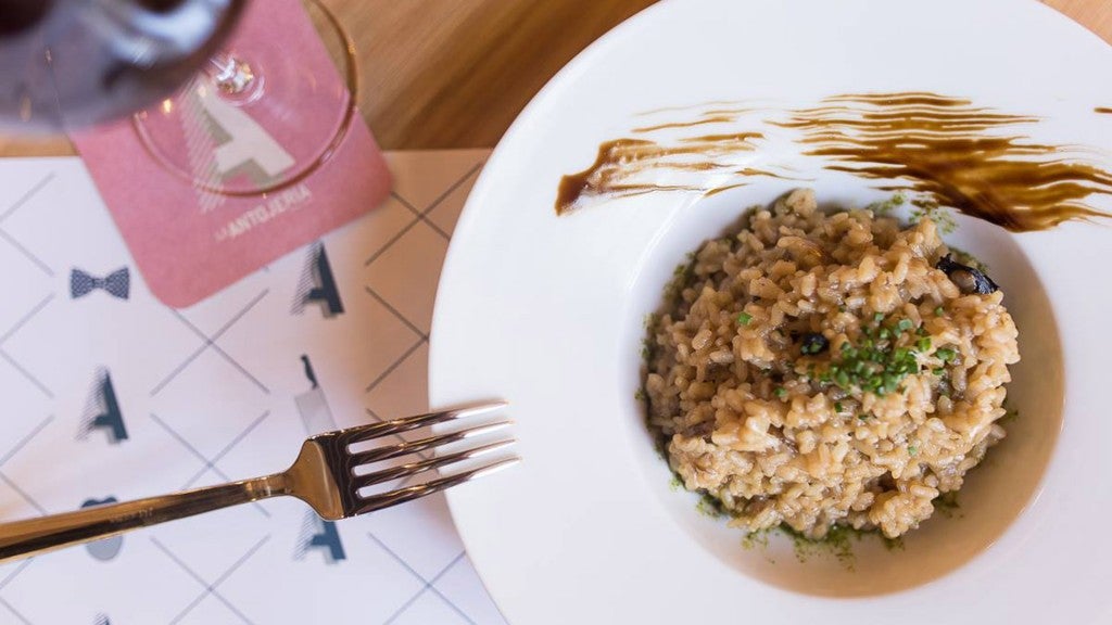 la antojeria risotto de boletus y trompeta negra con aceite de trufa. la antojeria risotto de boletus y trompeta negra con aceite de trufa