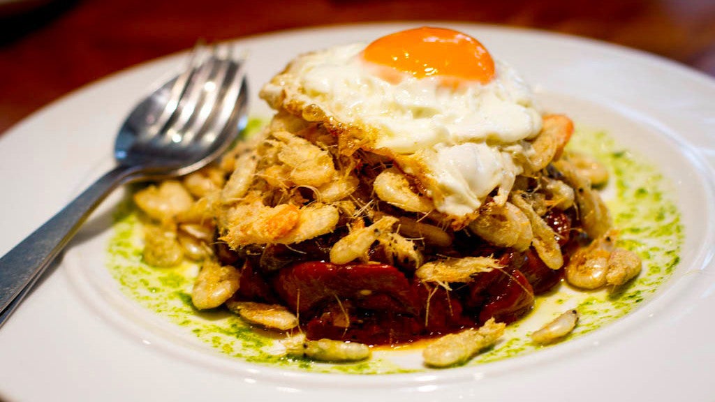 Restaurante Esturión Ensalada de pimientos con camarones y huevo. 