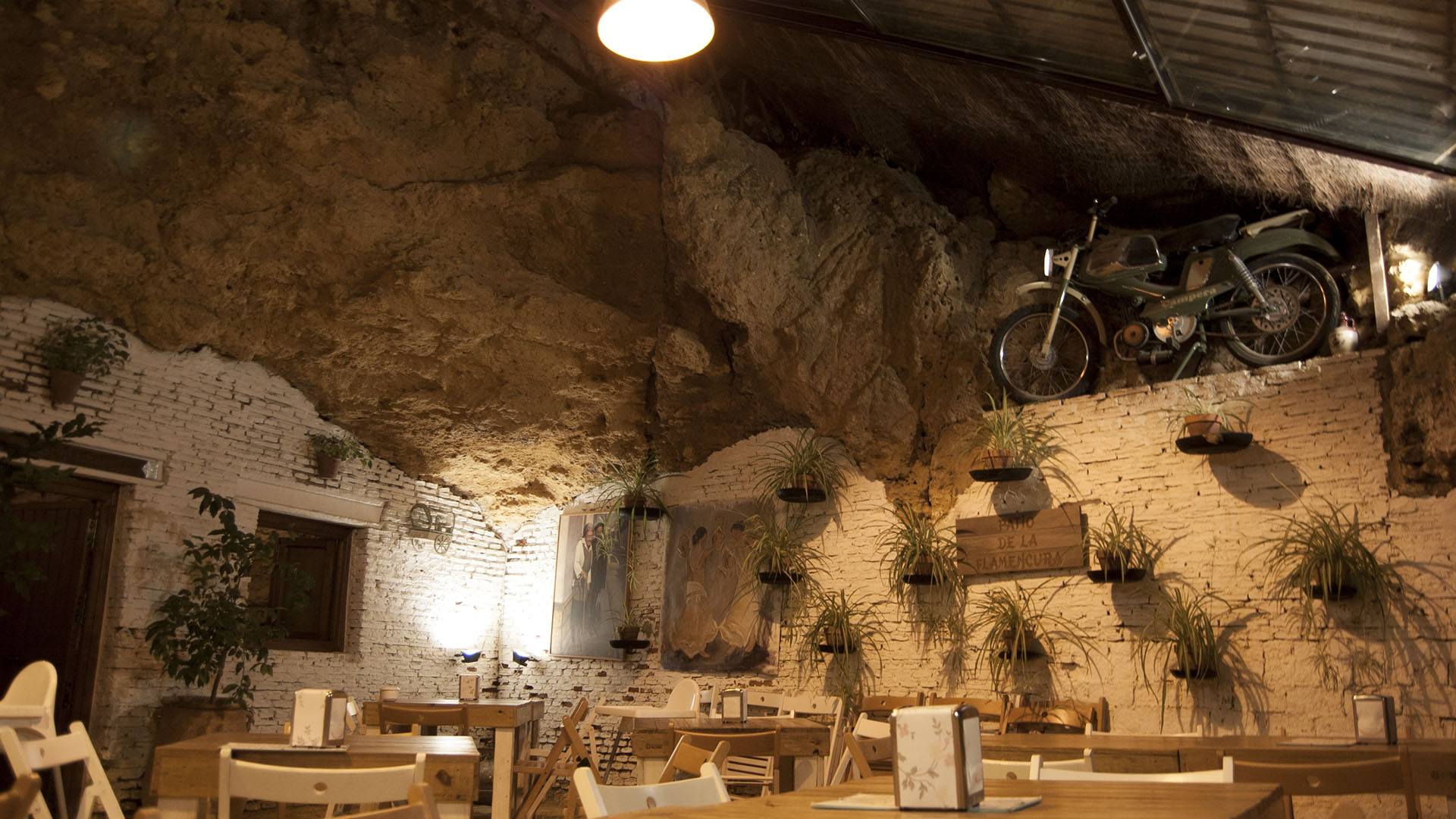 El embrujo de comer en una cueva
