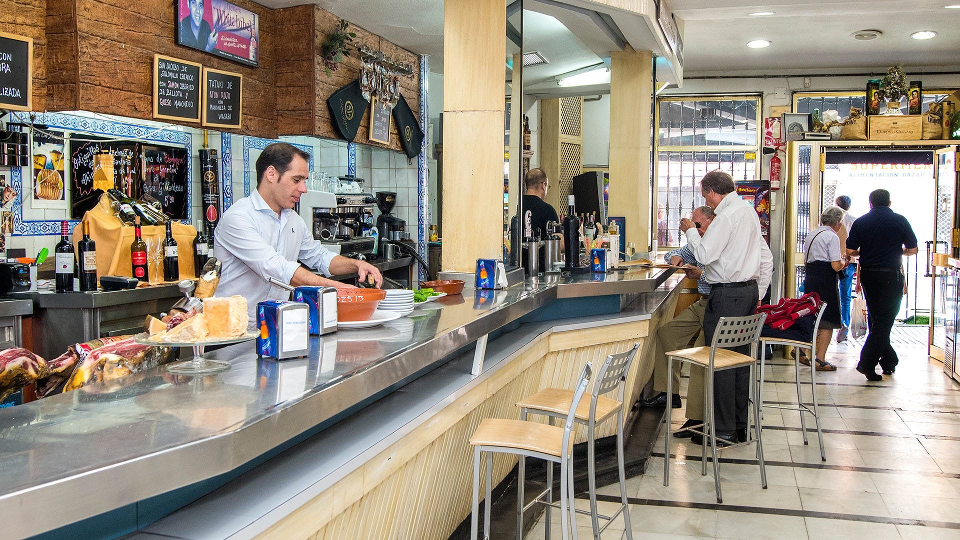 Café-bar Entre Dos Hermandades: «Falsas apariencias»