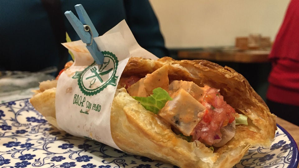 el-bache-kebab-chicharrones-cadiz. Restaurante Bache Kebab de chicharrones y queso payoyo