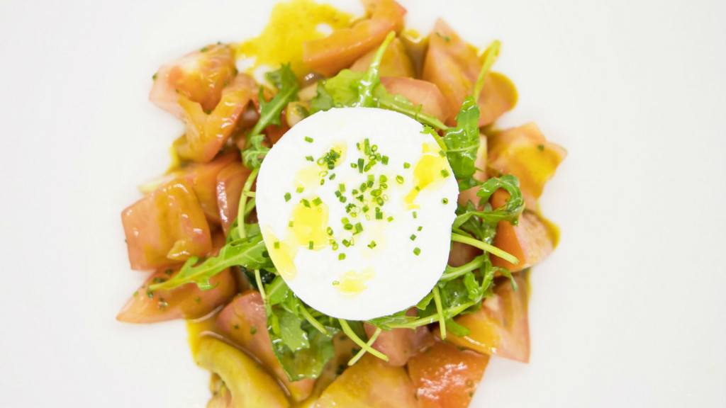 tomate_con_burrata_fresca_y_vinagreta_de_pistacho. 