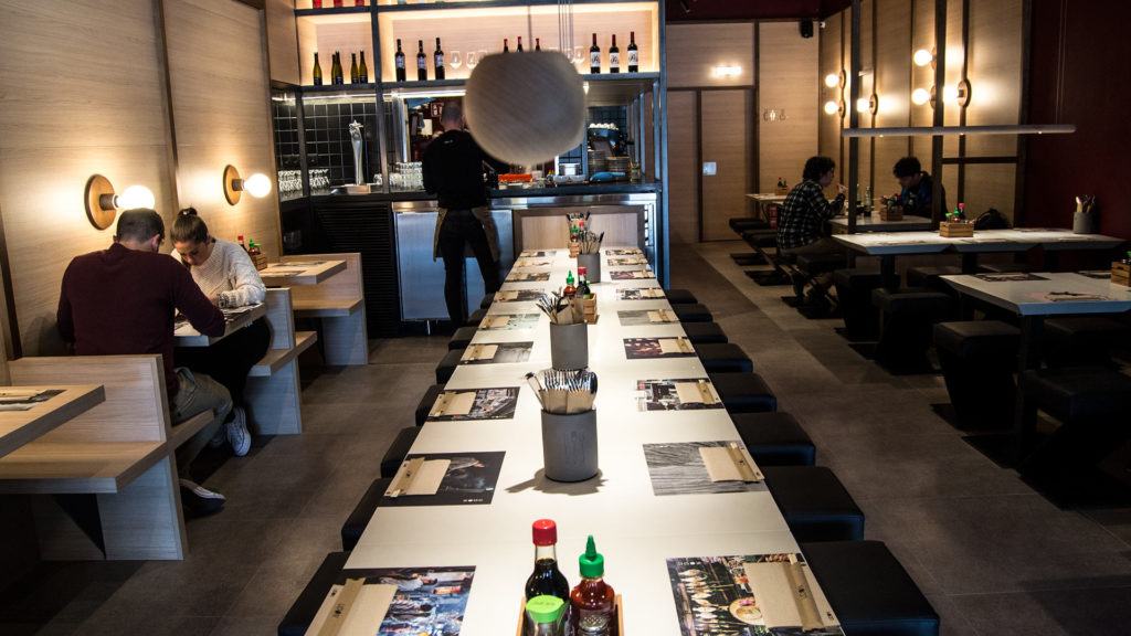 Todo lo que ofrece para comer UDON en Viapol, Sevilla