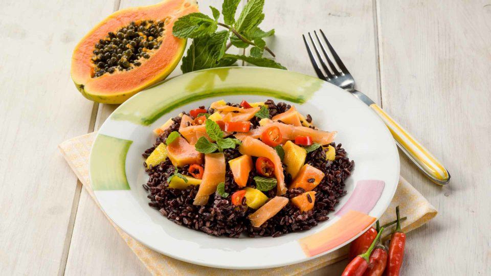 Arroz negro con papaya y salmón