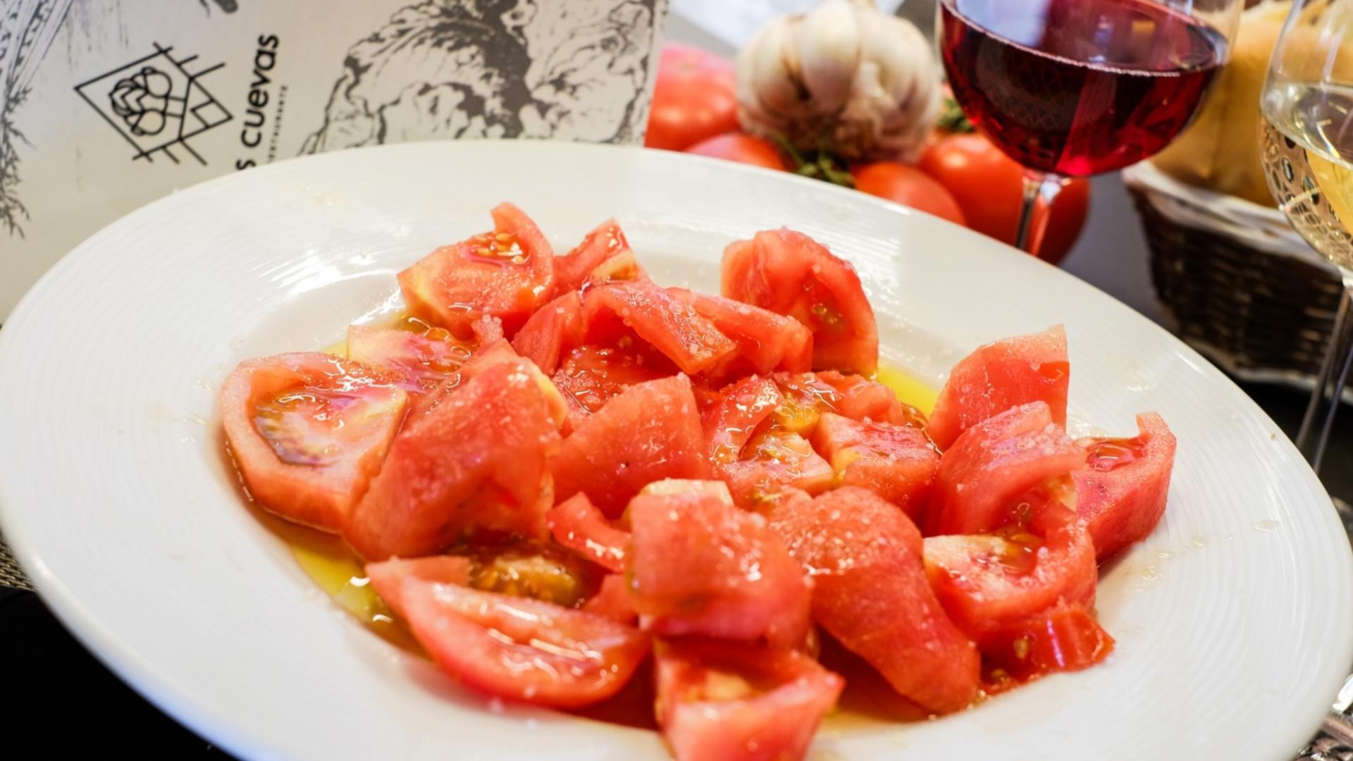 Tomate contra el calor: el aliño más aclamado en los bares de Sevilla