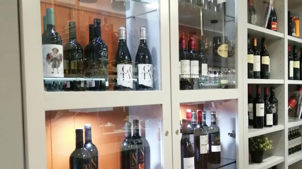 estanteria-vinos-ambigu. estantería de vinos ambigú de san francisco