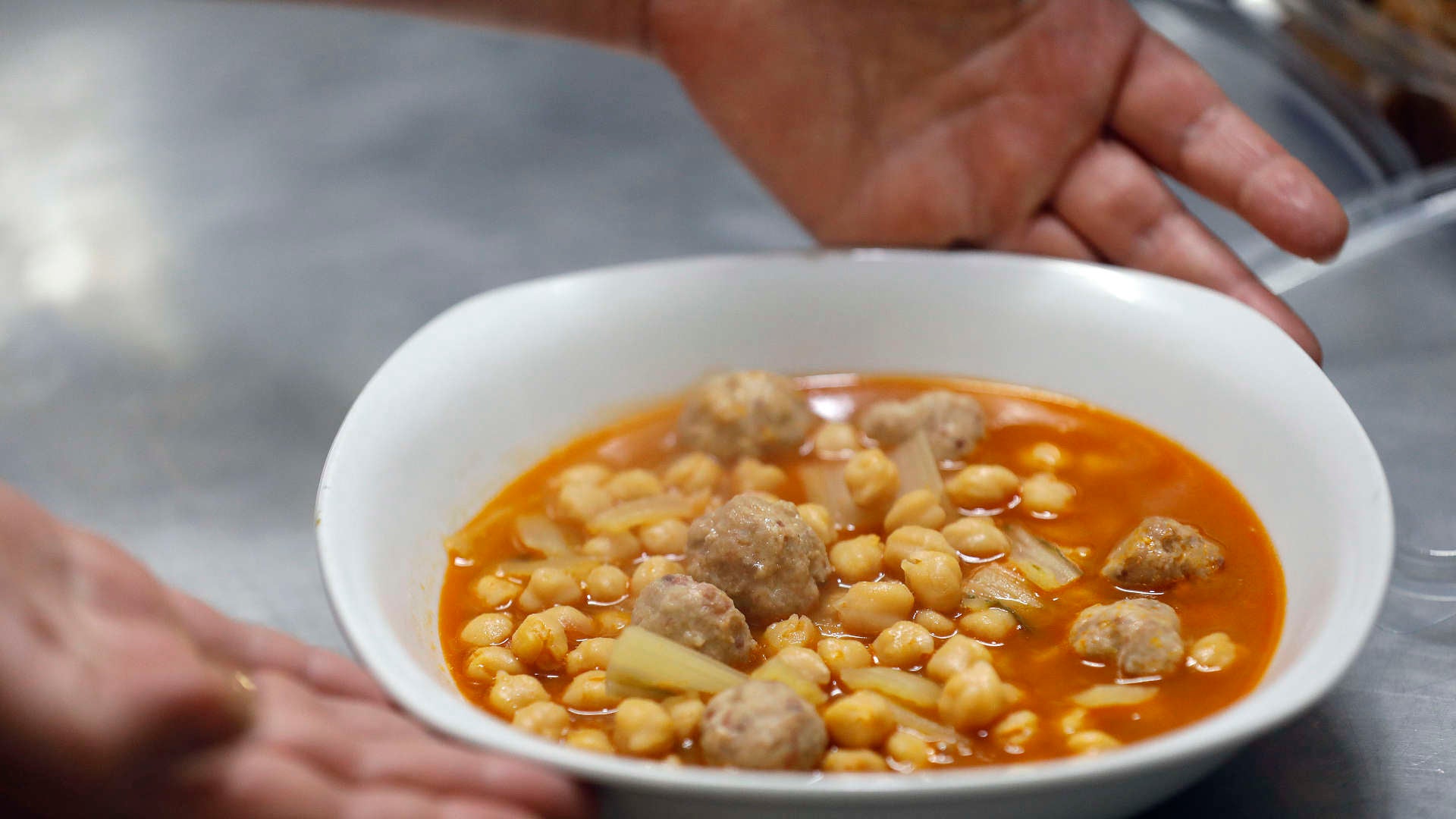 Manuel Revuelto: un templo del puchero en un lugar inesperado