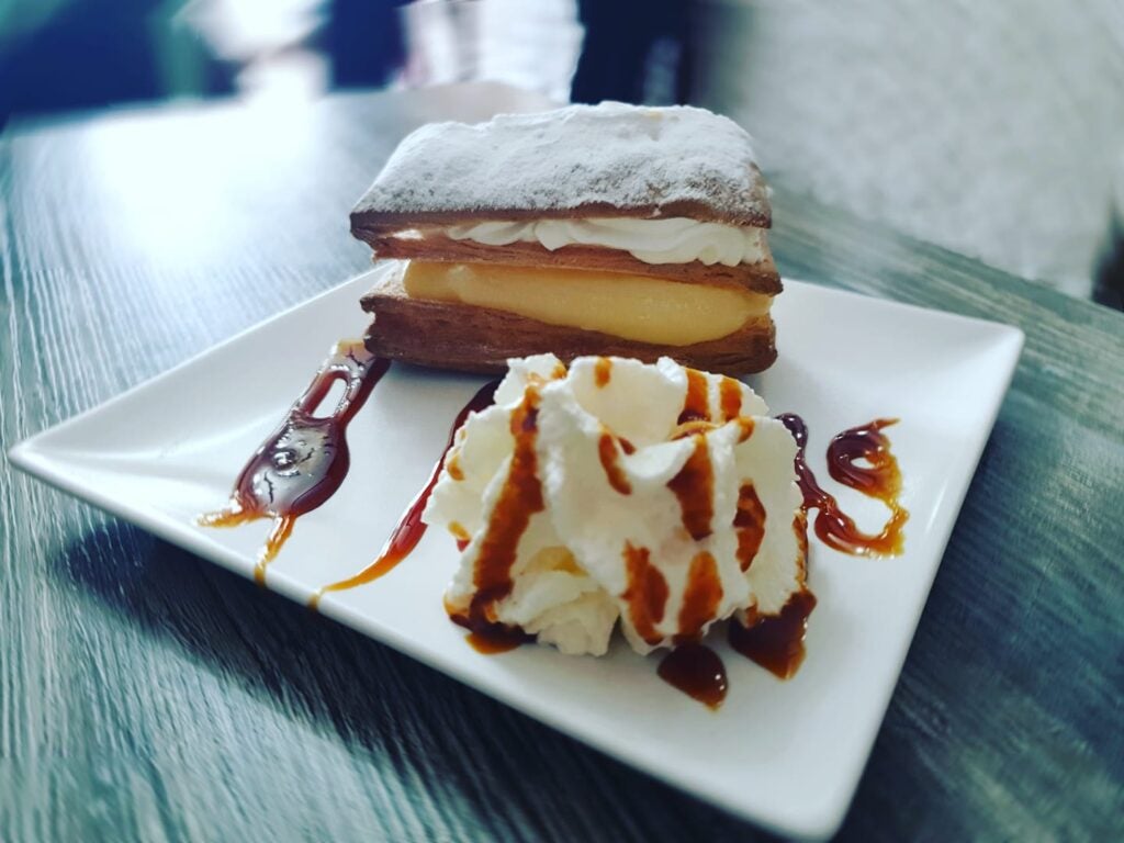 milhoja con crema y nata volare. 