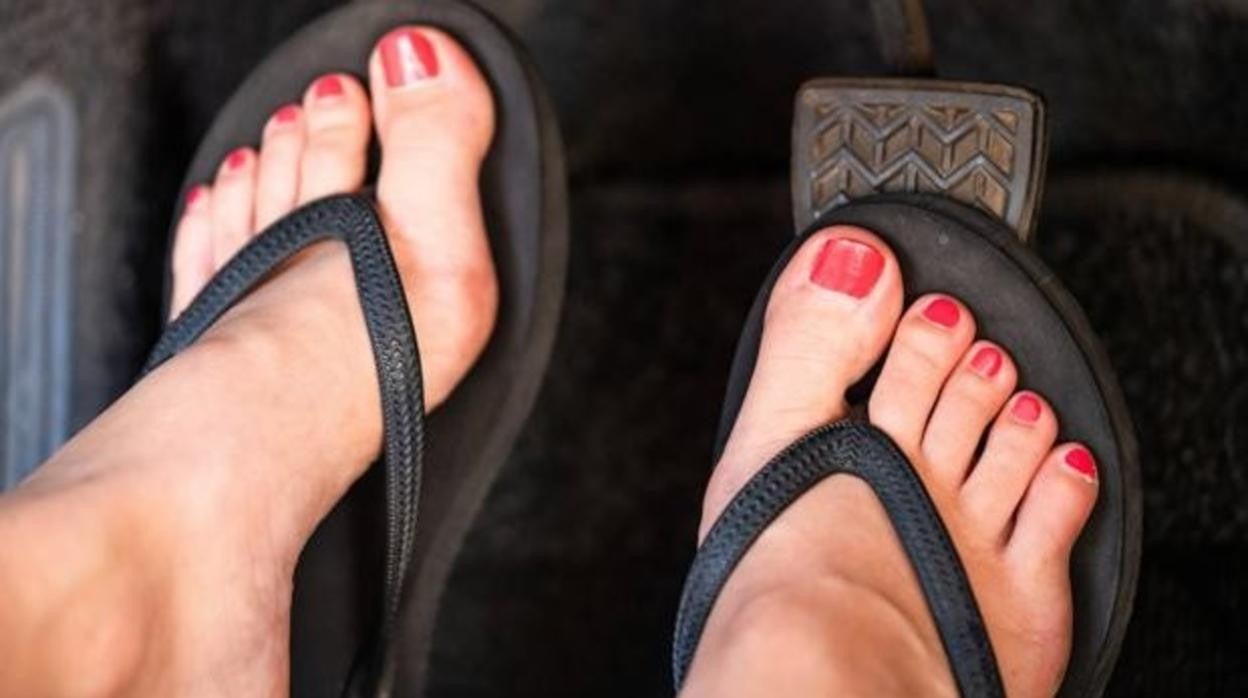 Conducir con chanclas puede ser sancionado por los agentes de circulación